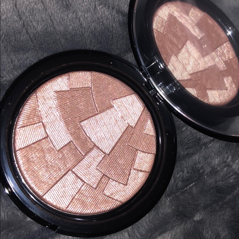 Anastasia Beverly Hills illuminator in Riviera